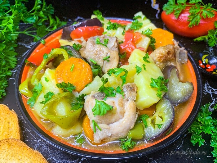 Курица, тушенная с овощами на сковороде