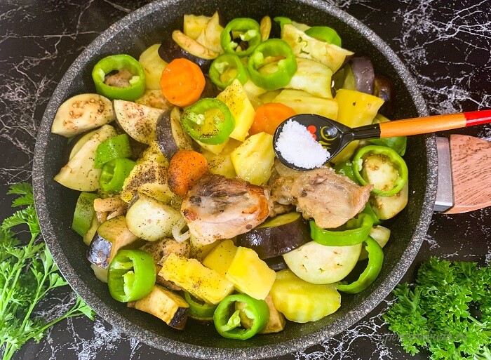 солим и перчим курицу с овощами