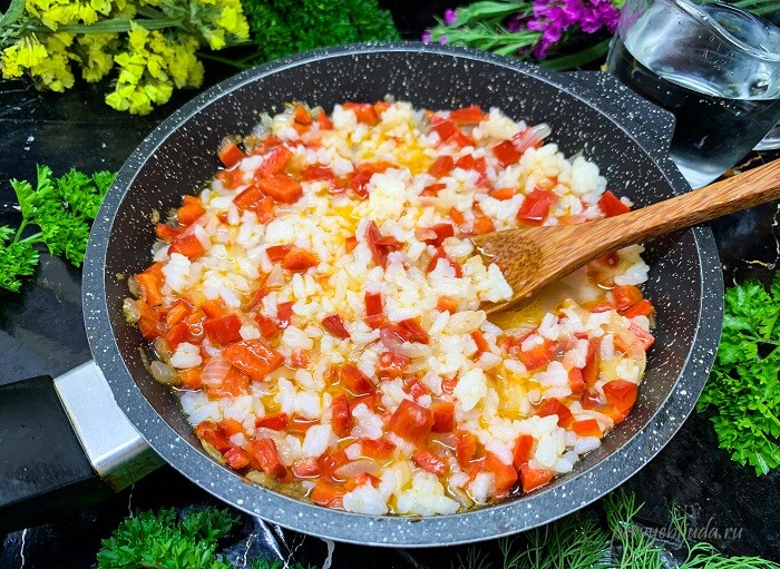 рис с болгарским перцем и луком в сковороде
