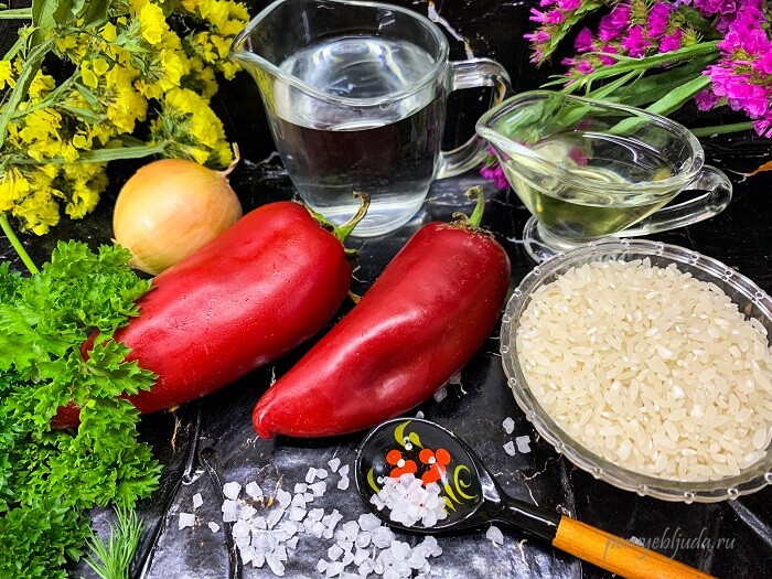 ингредиенты для приготовления риса с перцем и луком