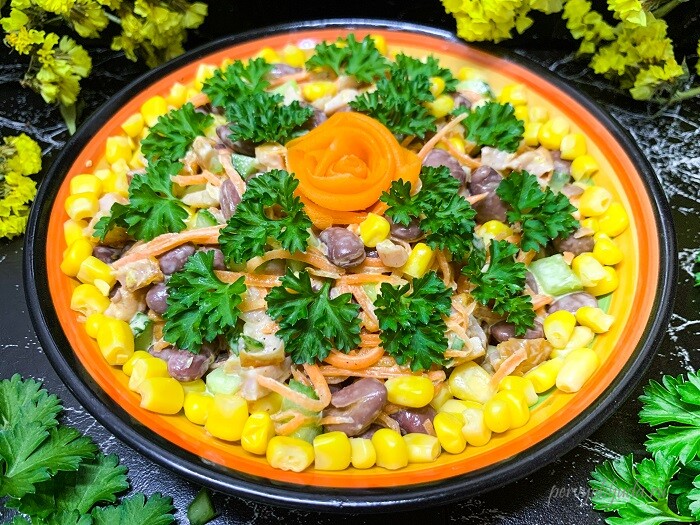 салат из копченой курицы с красной фасолью и кукурузой