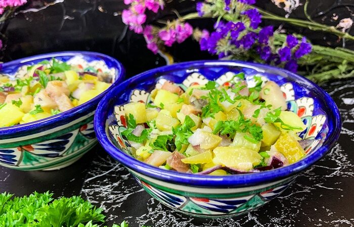 салат из сельди с картофелем и маринованными огурцами