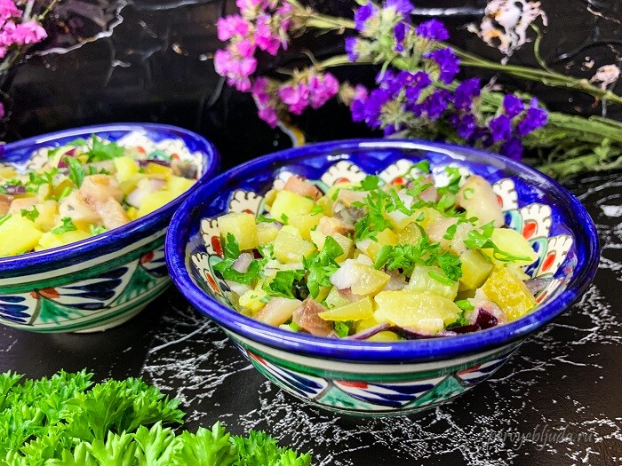 Салат из сельди с молодым картофелем и маринованными огурчиками
