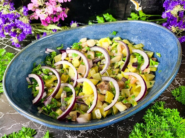 украшаем салат из сельди с картофелем и маринованными огурцами