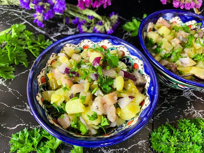 вкусный салат из сельди с картофелем и маринованными огурцами