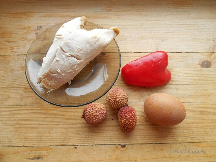 ингредиенты для салата с курицей, личи и болгарским перцем
