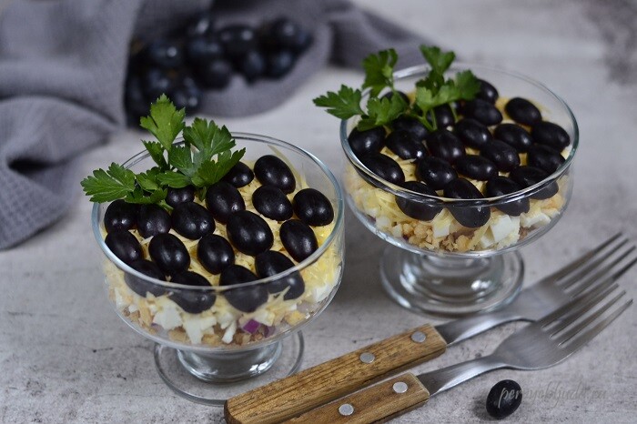 новогодний салат с курицей, сыром и черным виноградом