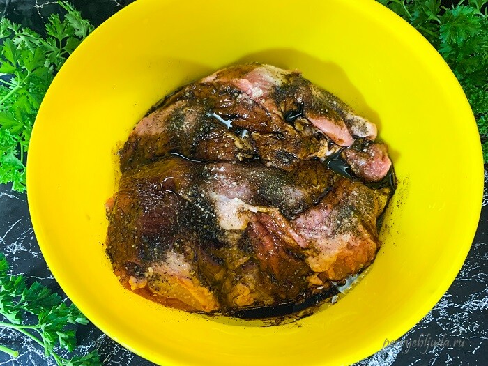 маринуем свинину перед запеканием в рукаве