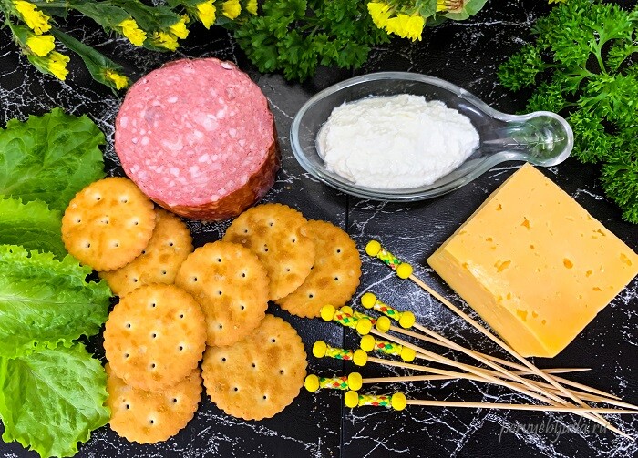 ингредиенты для крекеров с колбасой и сыром на шпажках
