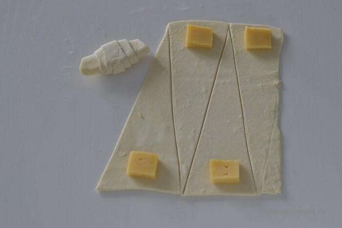 сворачиваем круассаны с сыром из готового слоеного теста