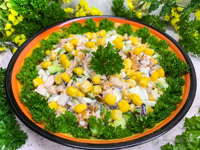 праздничный салат из копченой курицы с консервированной кукурузой и огурцом