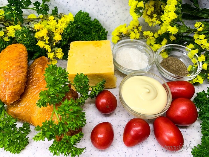 ингредиенты для салата с копченой курицей помидорами и сыром