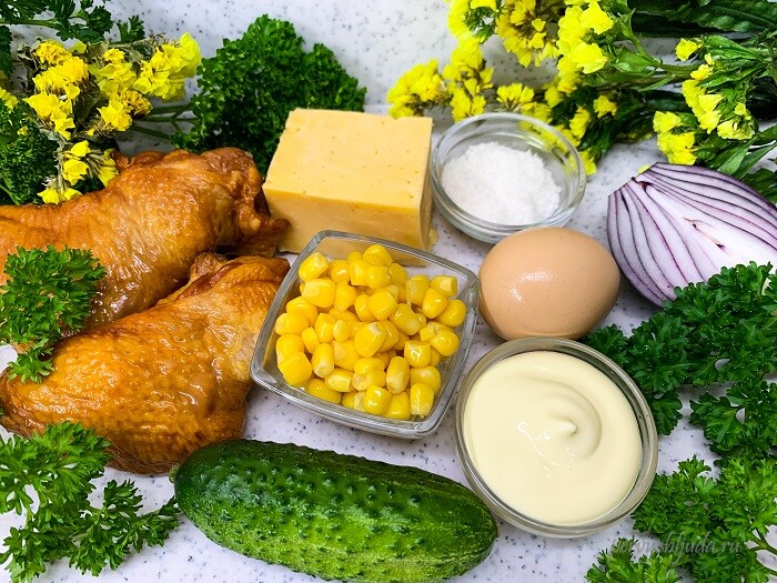 ингредиенты для салата с копченой курицей, кукурузой и сыром