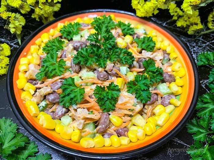 салат из копченой курицы с фасолью, кукурузой и корейской морковью