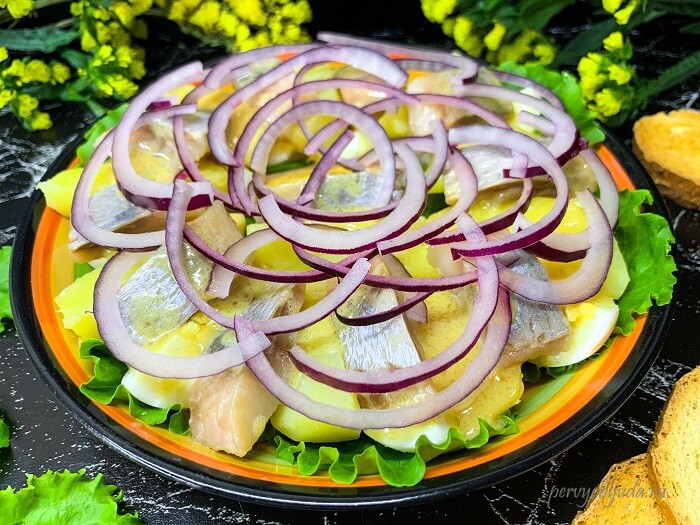 Салат из сельди с картофелем, яйцом и красным луком с горчичной заправкой
