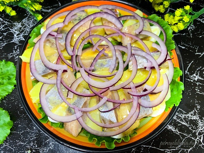 украшаем салат луком