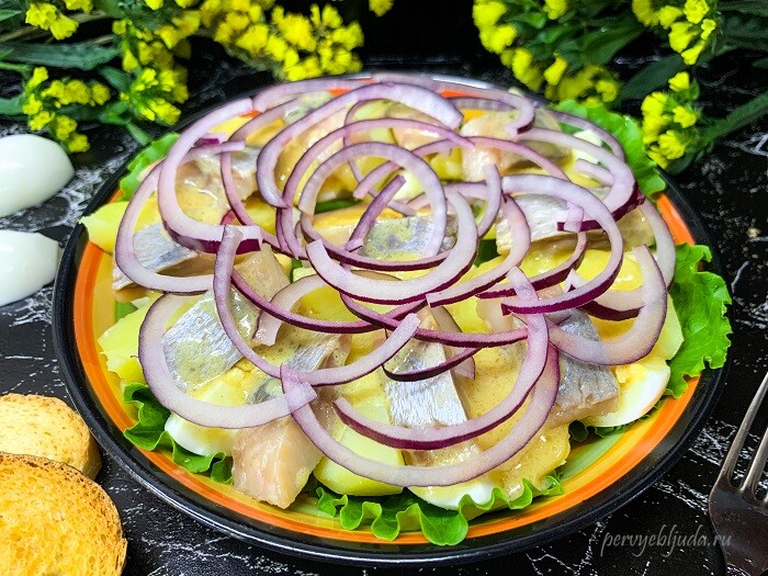 салат с сельдью, картофелем и яйцами на праздничный стол