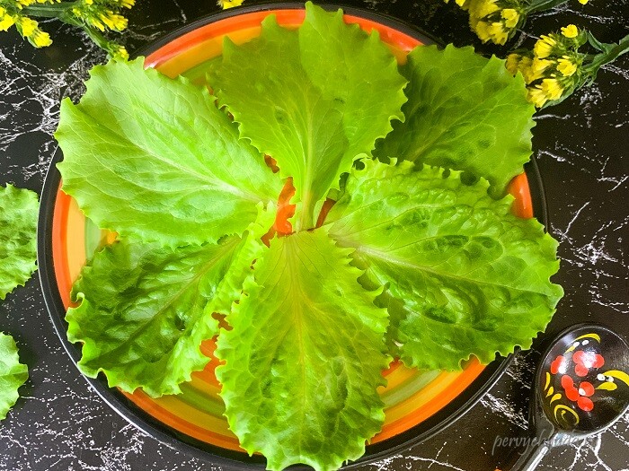 выкладываем салатные листья