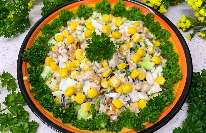 салат из копченой курицы с консервированной кукурузой и огурцом