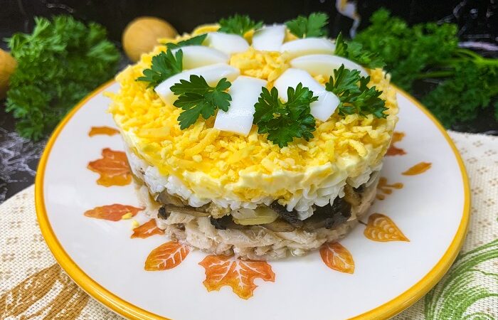 слоеный салат с курицей, грибами и грецкими орехами