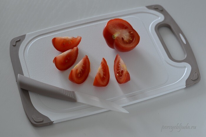 нарезаем помидоры дольками