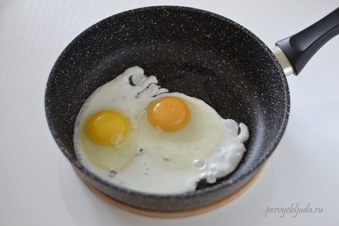 яйца на сковороде
