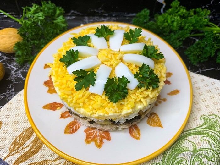 слоеный салат с курицей, грибами и грецкими орехами к празднику