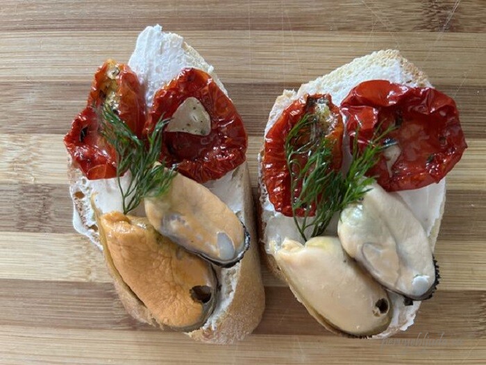 бутерброды с мидиями и вялеными томатами