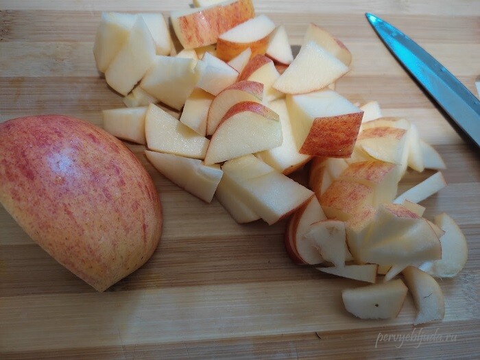 нарезаем яблоки кубиками