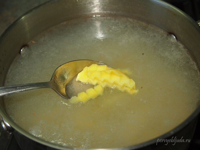 закидываем картофель в суп