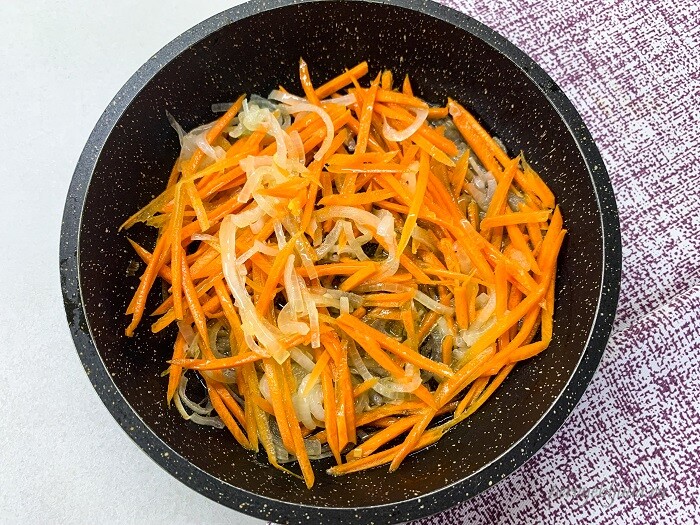 лук и морковь на сковородке