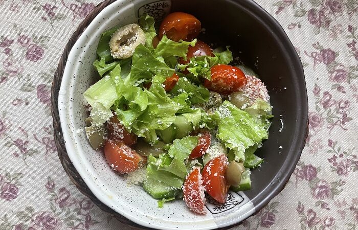 овощной салат с оливками и сыром
