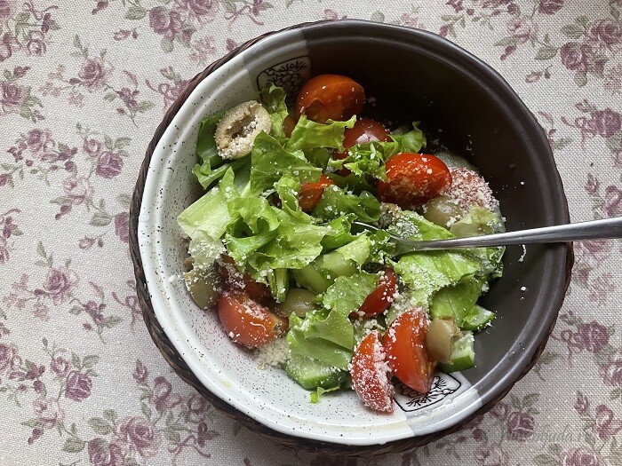 овощной салат с оливками и сыром
