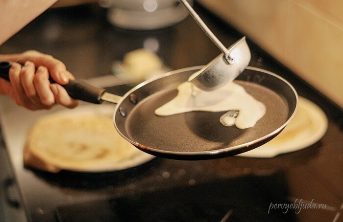 печем блинчики на масленицу