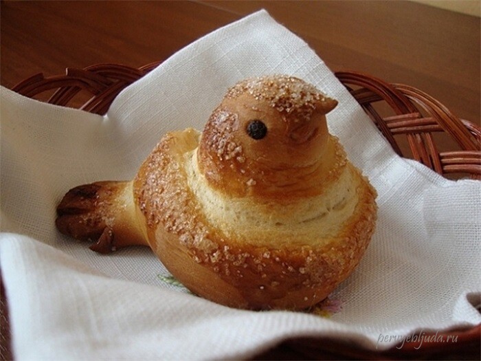жаворонок из дрожжевого теста на масленицу