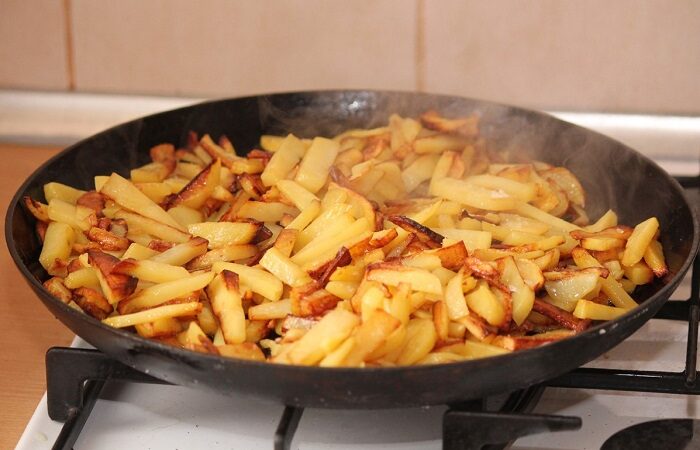 картошка жареная на сковороде