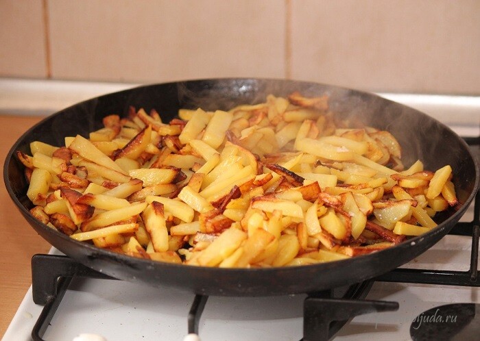 картошка жареная на сковороде